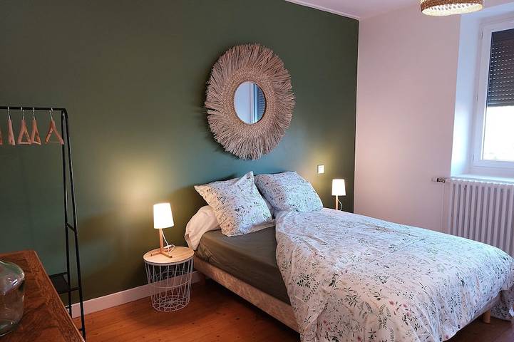 Désiré's Workshop: A Renovated Family Home Surrounded by Greenery in the Heart of the Jura in Cogna, Französischer Jura