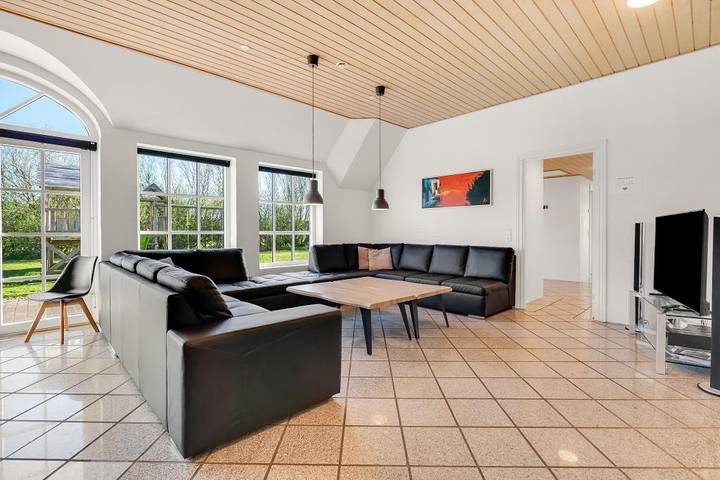 Øvej 18 ist ein luxuriöses Poolsommerhaus, in dem Hunde erlaubt sind, mit einem uneinsehbaren Grundstück. in Ulfborg, Holstebro und Umgebung
