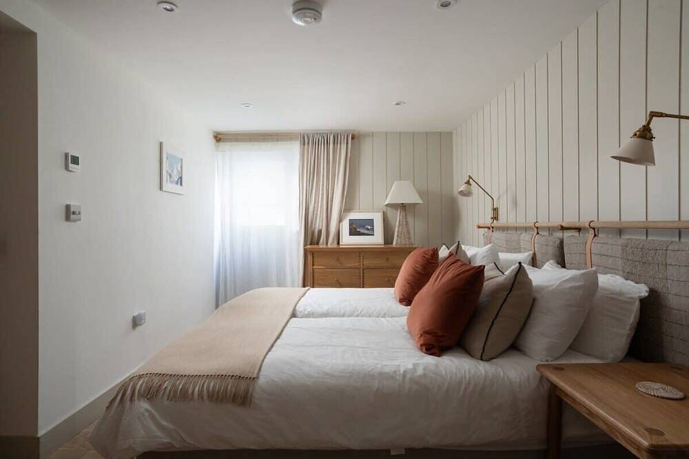 Cosy Beach House on the Seafront, Porthleven in Porthleven, Cornwall