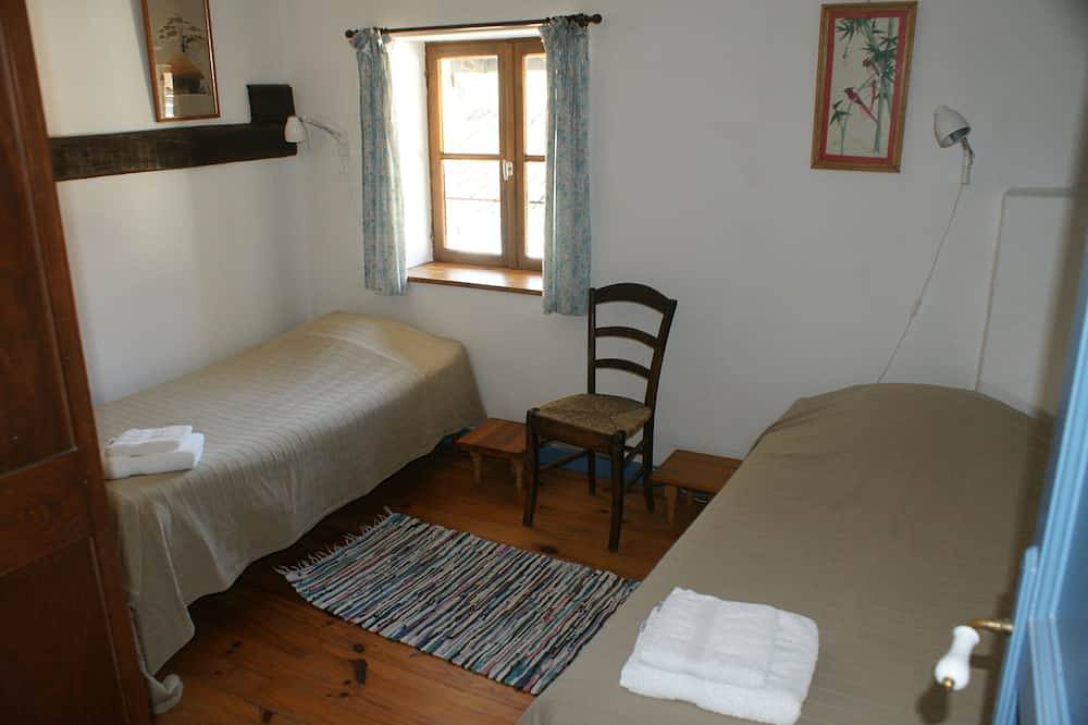 Magnifique maison, 12e siècle, piscine privée, 25 personnes, 12 chambres in Pillac, Charente
