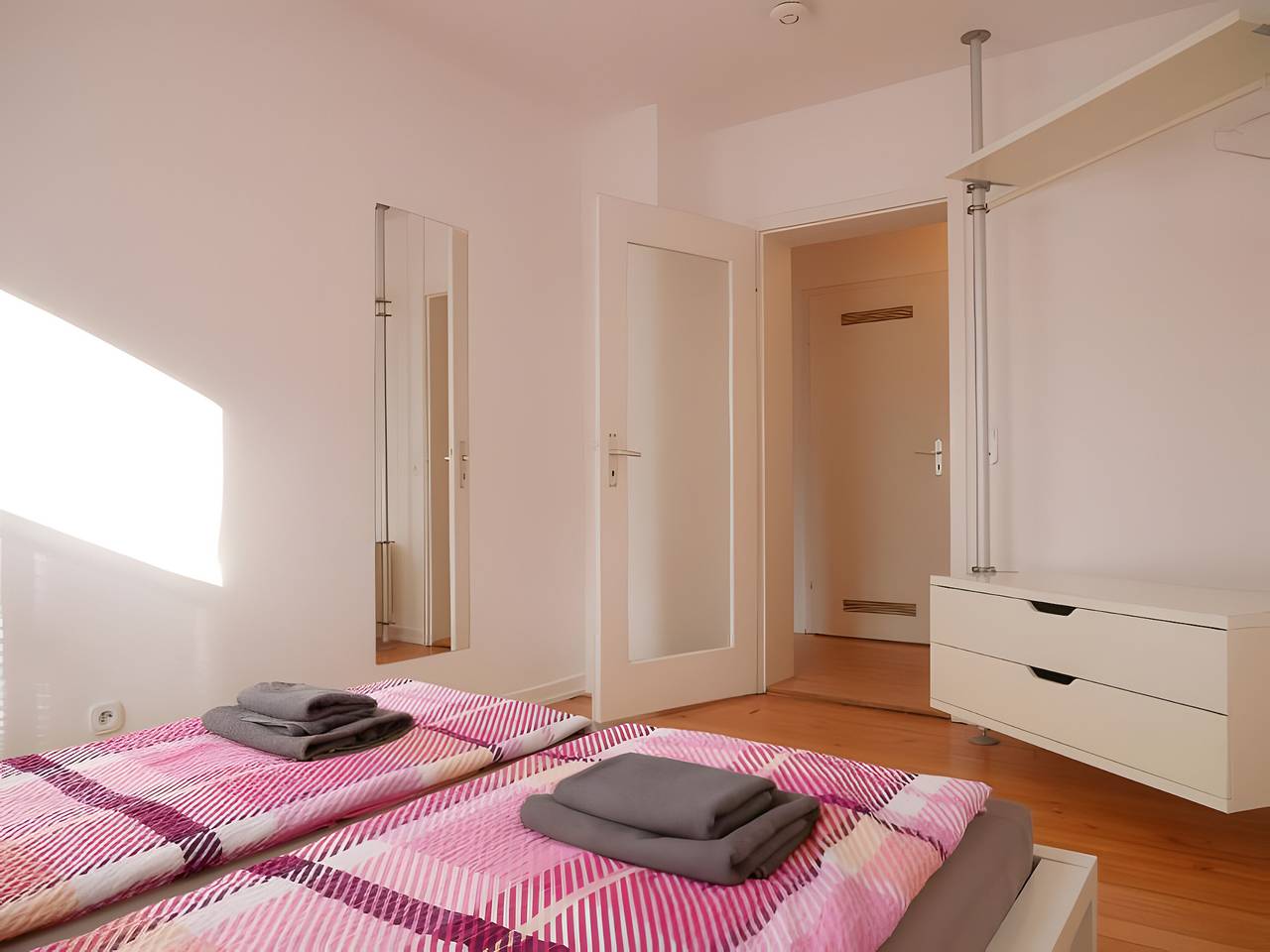 Entire apartment, Apartment 'Zweiteheimatfreiburg - Schwarz' with Shared Garden, Balcony and Wi-Fi in Stühlinger (Freiburg), Freiburg