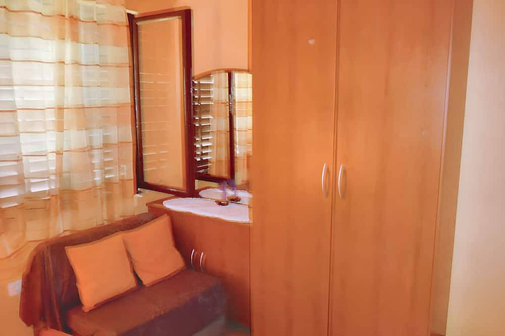 Ganze Wohnung, Homerez - Meerblick-Apt in Prvić Luka in Prvić Luka (Kroatische Adria), Prvić Luka