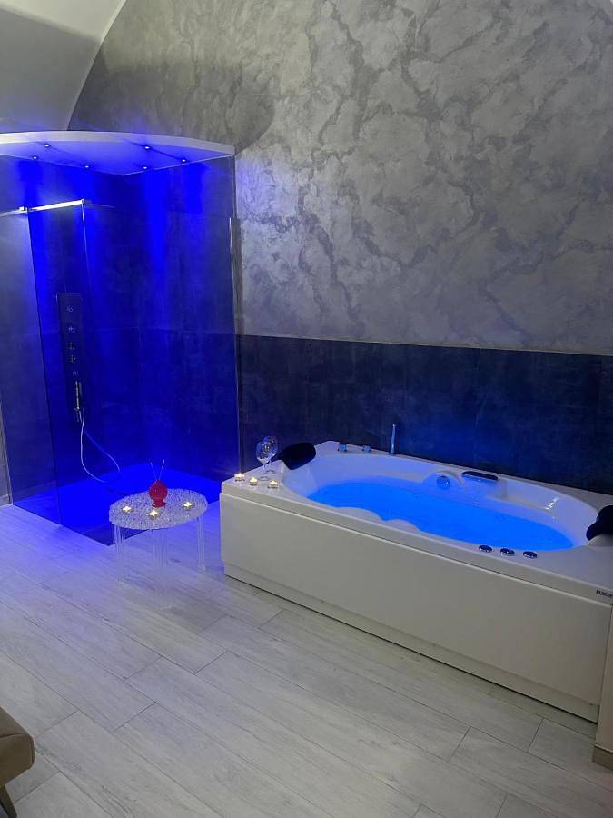 Dom dla 2 osób, z jacuzzi i ogród oraz basen w Brindisi