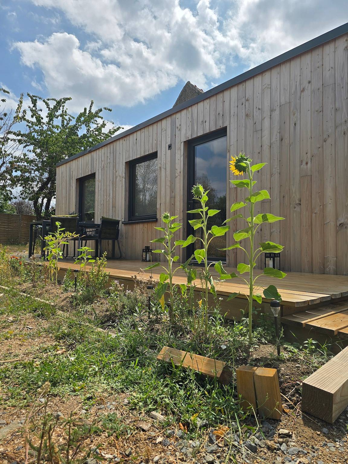 Appartamento intero, La Tiny de Miss Purple con terrazza e giardino privato in Chantelle, Allier