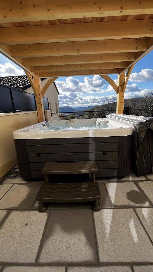 Maison avec spa privatif et vue sur la vallée in Cazoulès, Dordogne