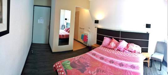 Cottage pour 2 personnes, avec jardin et piscine à Chazelles