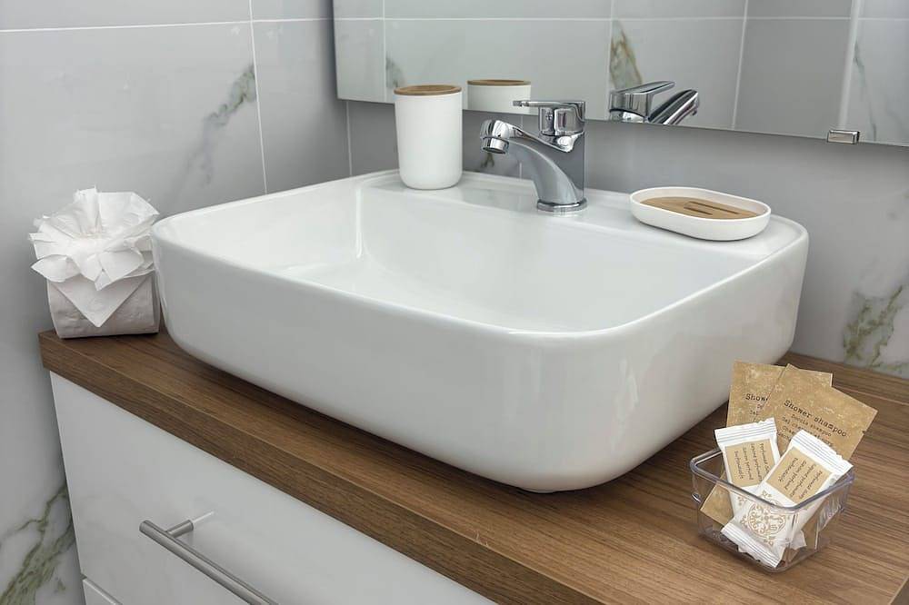At 100 mt from the sea and train station, room with all amenities in Nettuno, Rome Province