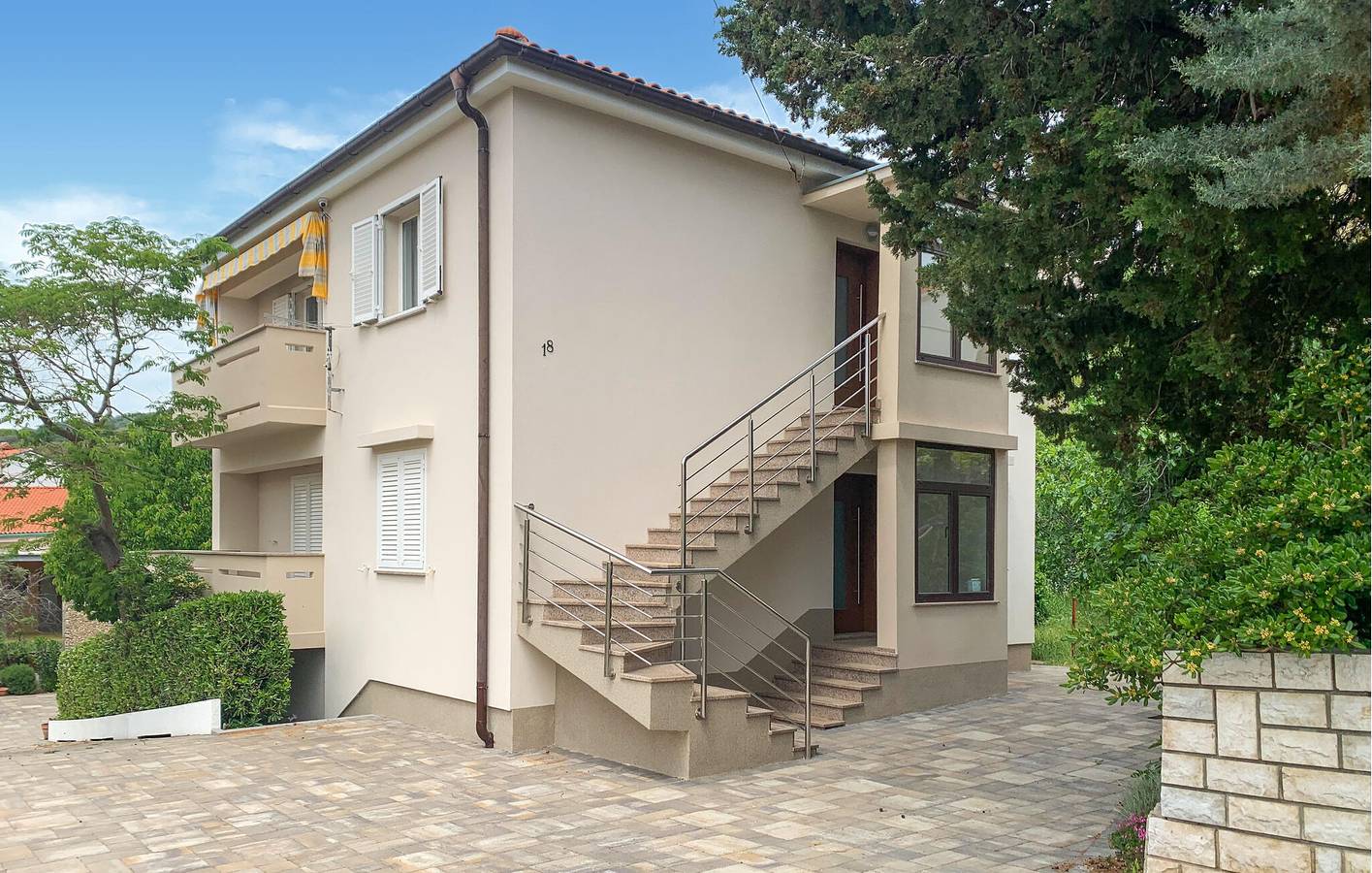 Appartement de vacances entier, Appartement confortable avec terrasse, parking et Wi-Fi près de la plage de Vela Plaža in Baška, Krk