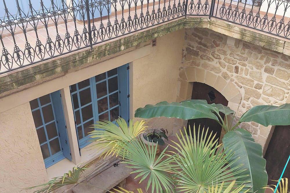 Entire apartment, Apartment P1 mezzanine historic center of Sommières in Sommières, Mediterranean Coast (France)