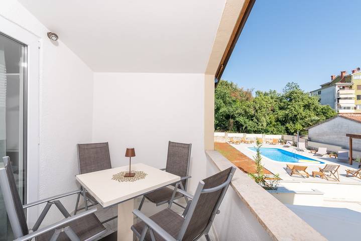 Ferienwohnung für 2 Personen, mit Balkon/Terrasse und Pool in Poreč