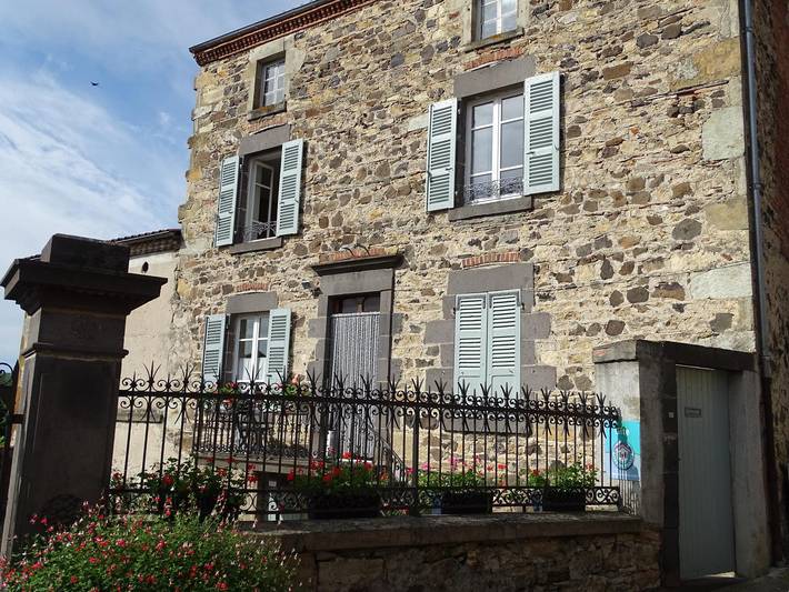 Location de vacances pour 5 personnes, avec Jardin ainsi que Piscine et Vue en Auvergne