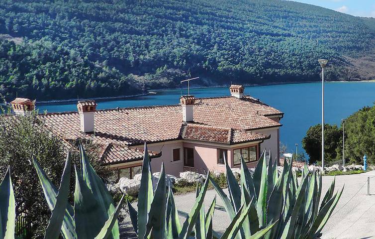 Apartamento vacacional entero, A solo 2 km de la playa: moderno apartamento con terraza y comodidades in Duga Luka, Costa Este de Istria