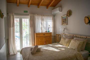 Location de vacances pour 2 personnes, avec jardin ainsi que piscine et vue dans Santa Catarina da Fonte do Bispo