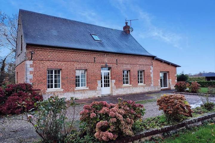 Gîte pour 12 personnes, avec jardin et terrasse, animaux acceptés à Drosay