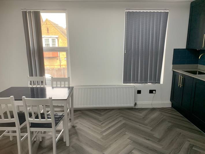 Entire holiday apartment, 3 Bedroom Apartment Sleeps 7 with Wifi in Ealing, London