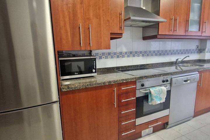 Apartamento entero, Amplio apartamento con Wi-Fi, lavavajillas y cocina completa in Noreña, Provincia de Asturias