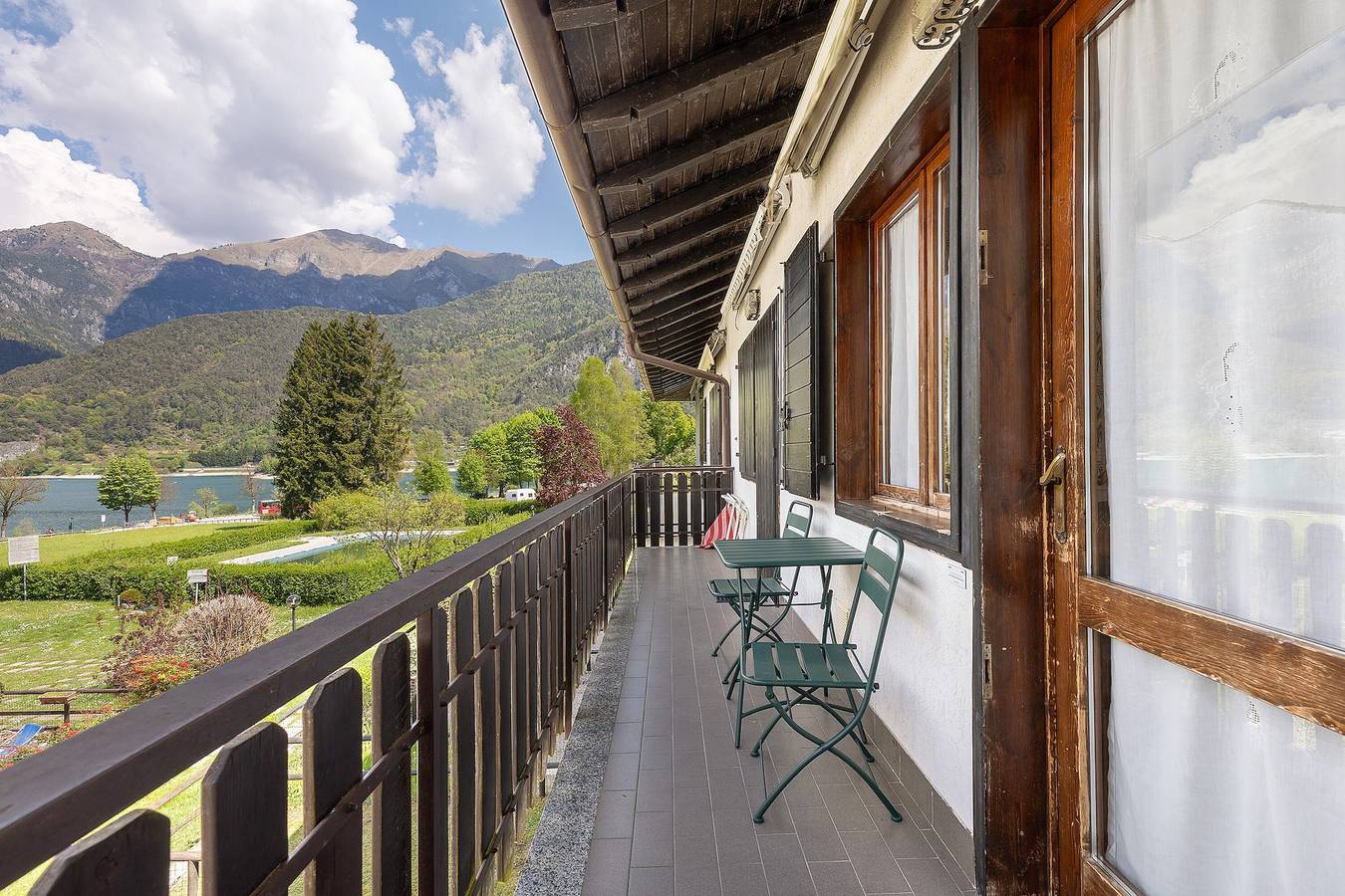 Ganze Wohnung, Ferienwohnung 'Di Pastei 13' mit Blick auf den See, Gemeinschaftspool und Wi-Fi in Molina di Ledro, Ledro