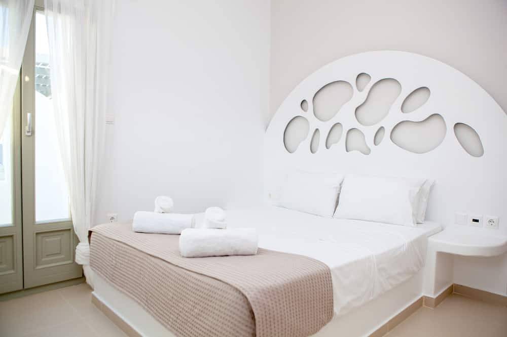 \"Dafnes Villa 1\" Private Pool in Agios Georgios (Santorini), Santorini