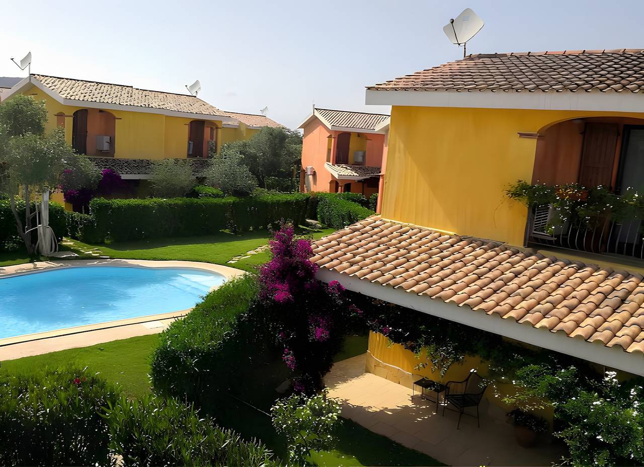 Villa 'Livia' con piscina comunitaria, terraza privada y jardín privado in Is Potettus, Porto Pino