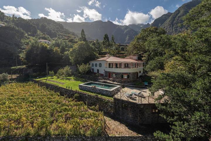 Casa de férias para 3 pessoas, com Terraço e Jardim e ainda Piscina and Sauna em 