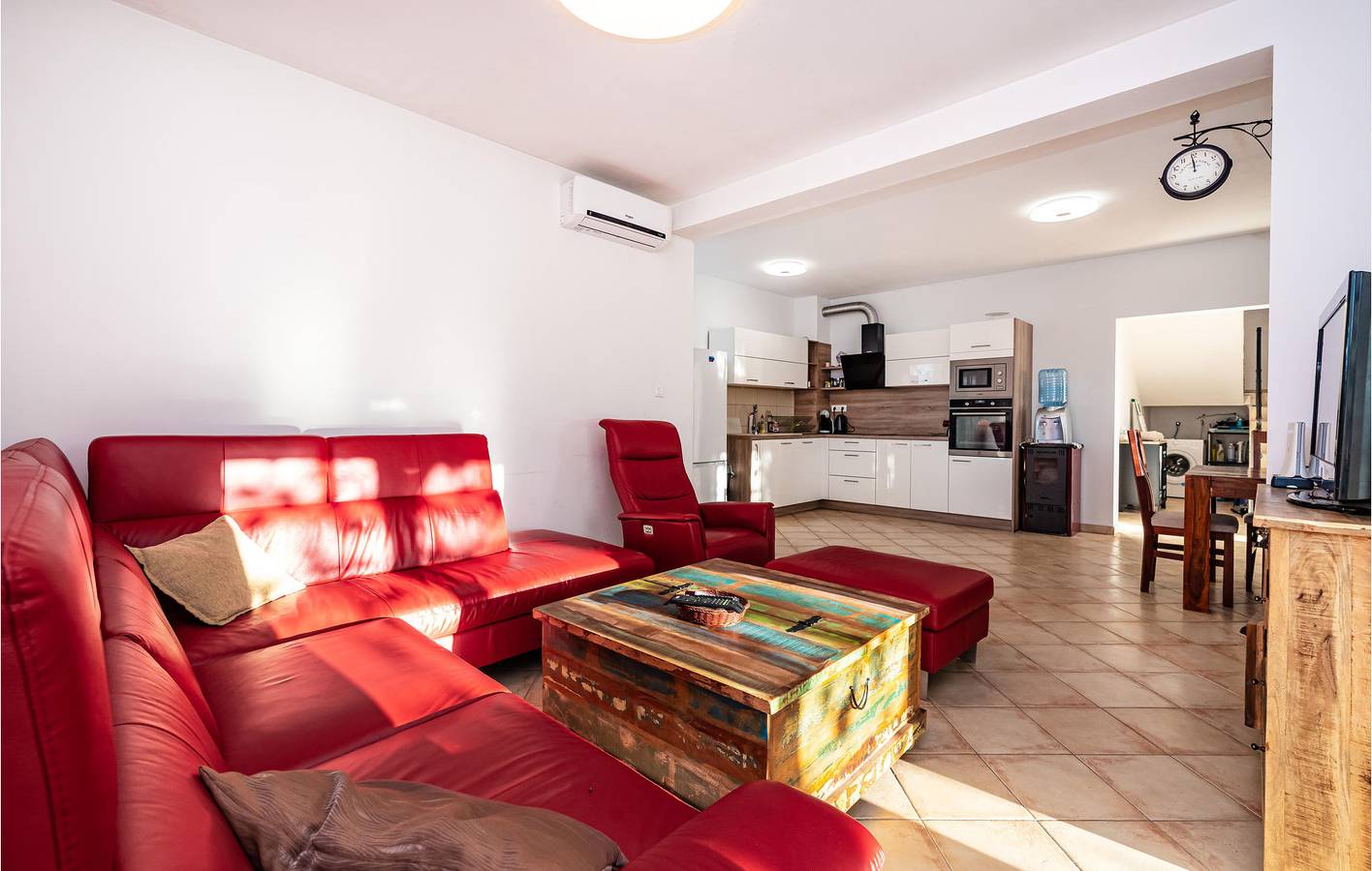 Reizende 2-Zimmer-Wohnung mit Pool, Terrasse und WLAN in Grad Benkovac, Zadar
