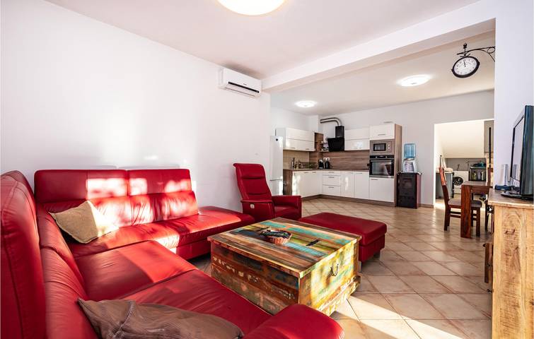 Reizende 2-Zimmer-Wohnung mit Pool, Terrasse und WLAN in Grad Benkovac, Zadar