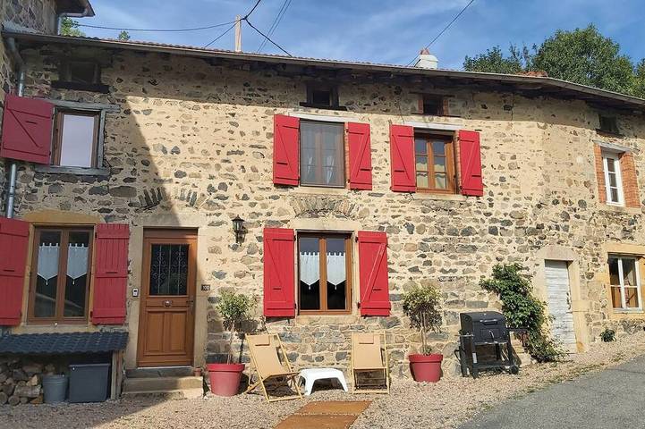 Gîte pour 6 personnes, avec jardin dans Chénelette