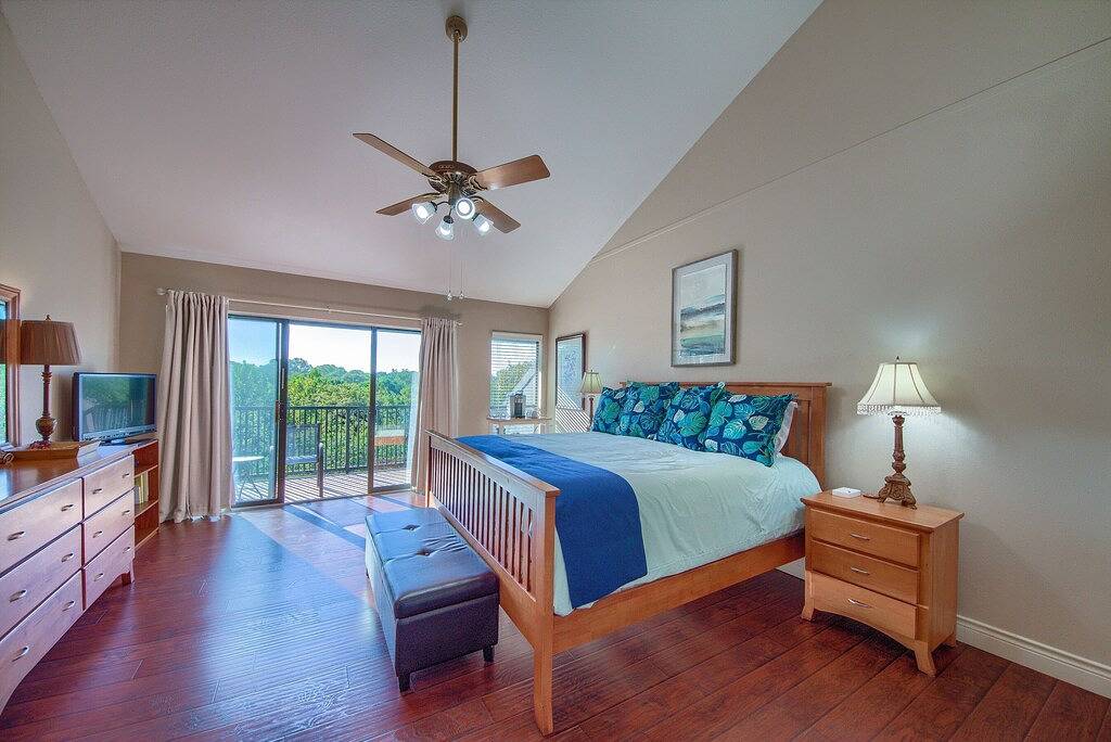 Ganze Wohnung, Comal Riverfront with 2 decks! Schlitterbahn! Pool, hot tub & river access!! in New Braunfels, Comal County
