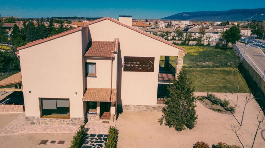 Apartamento para 13 personas, con Terraza además de Jardín y Piscina en Torrecaballeros