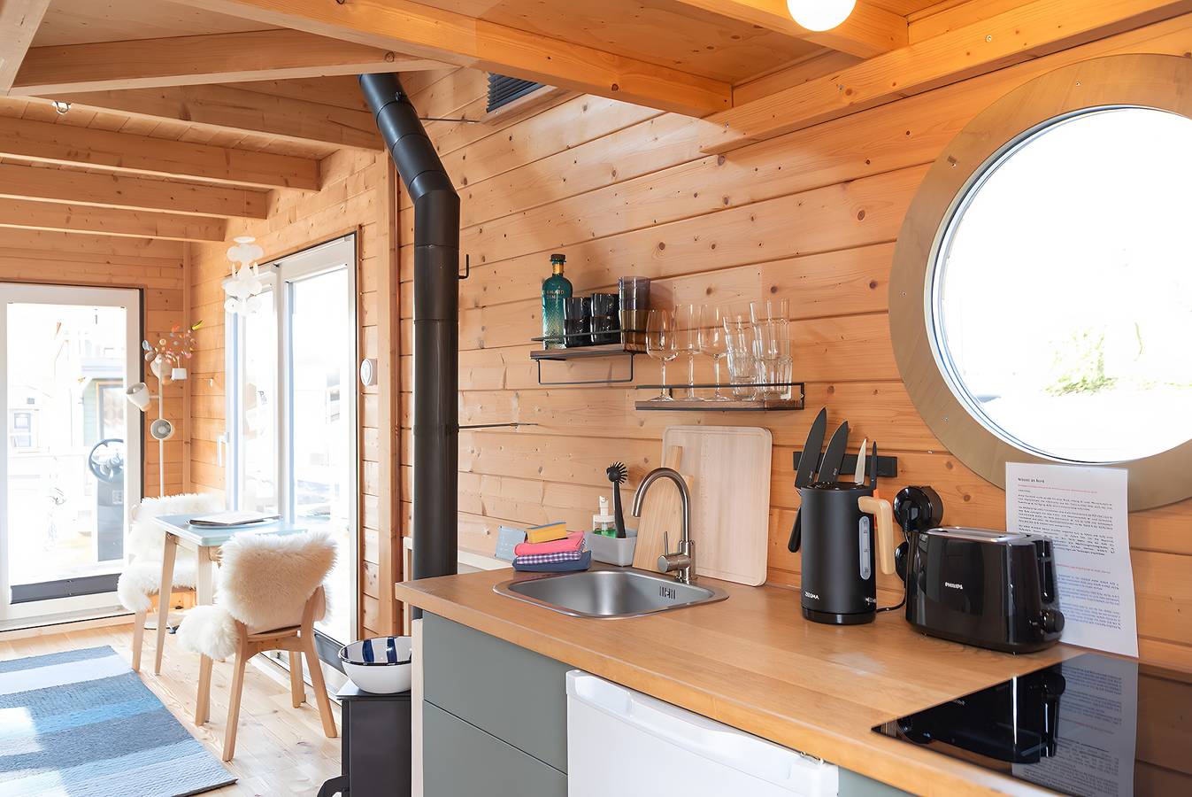 Vakantiehuis 'Besonderes Tiny Hausboot Marianne' met privé terras en Wi-Fi, foto 14