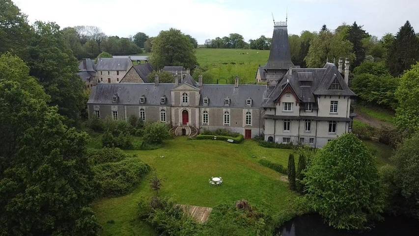 Gîte pour 15 personnes, avec vue ainsi que jardin et vue sur le lac, animaux acceptés à Saint-Georges-d'Elle