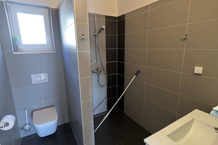 Ganze Wohnung, Villa Pina Tisno Top**** Ferienwohnung Mila  4 -6 Personen mit Meerblick in Tisno, Šibenik-Knin