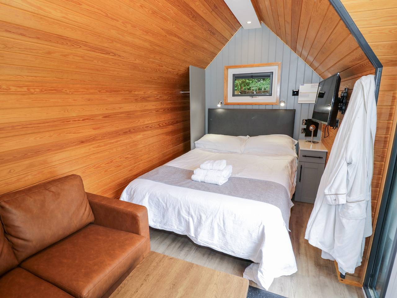 Willow Lodge At Bridge Lake Farm &amp; Fishery in Oxfordshire