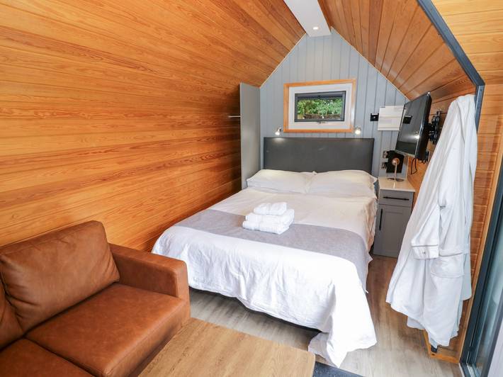 Willow Lodge At Bridge Lake Farm &amp; Fishery in Oxfordshire