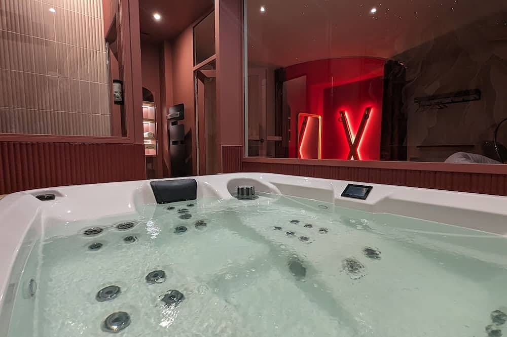 Entire apartment, Mountain Love Sauna, Jacuzzi et Pièce Secrète in Saint-Claude (Jura), Parc naturel régional du Haut-Jura
