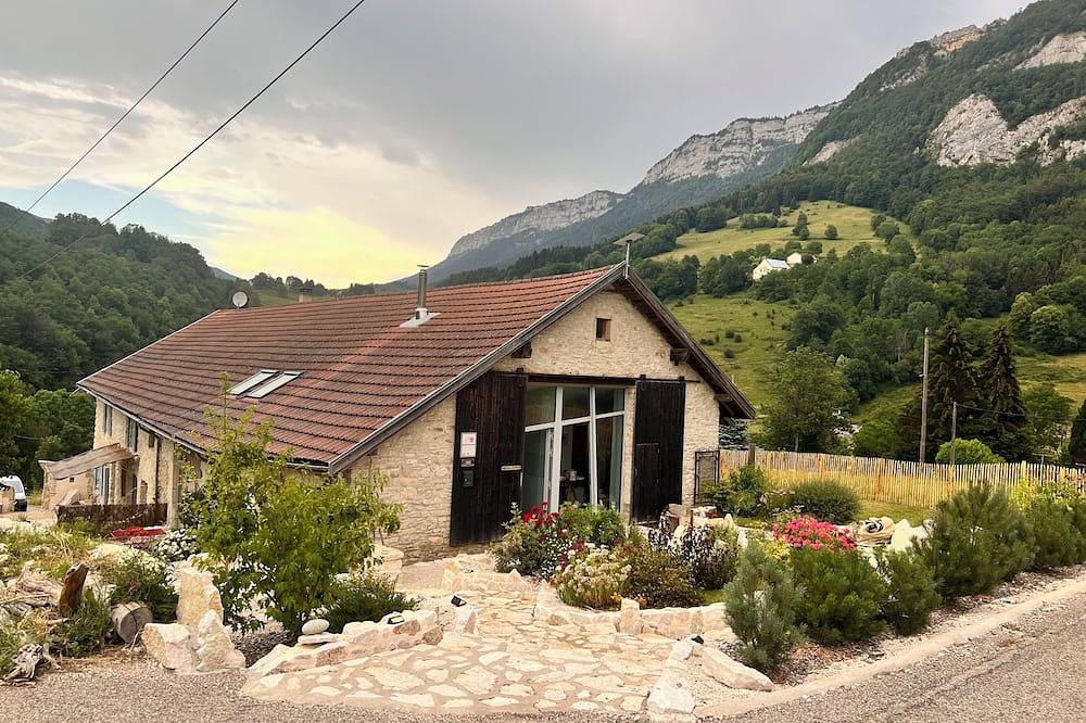 Appartement entier, Gite-Nid spacieux 2* dans le Vercors authentique à proximité de tout in Saint-Julien-en-Vercors, Parc naturel régional du Vercors