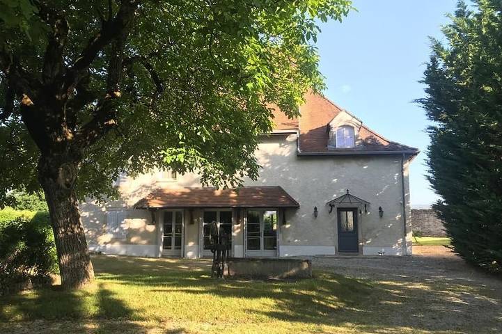 Gîte pour 11 personnes, avec jardin et terrasse à Quincey