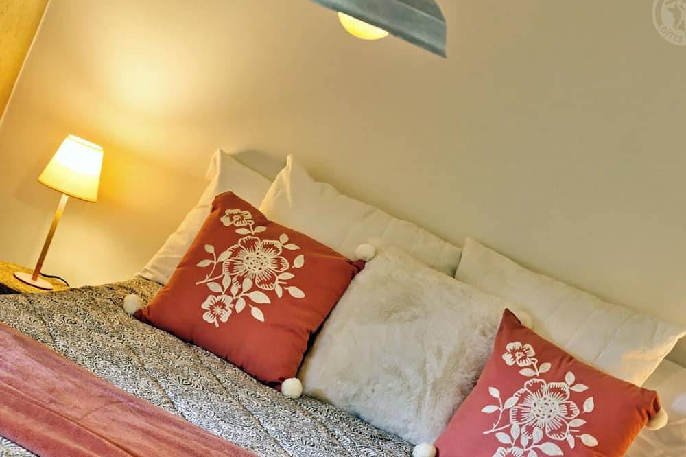 Gîte de Charme avec Spa et Parking Privé à la Campagne in Saint-Cyr-les-Vignes, Montbrison