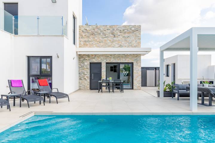 Villa Jade Polop con vistas a la montaña, wifi, piscina privada, jardín y terraza in Polop de la Marina, Costa Blanca