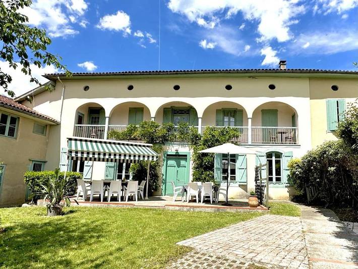 Location de vacances pour 13 personnes, avec terrasse ainsi que jardin et piscine à Estadens