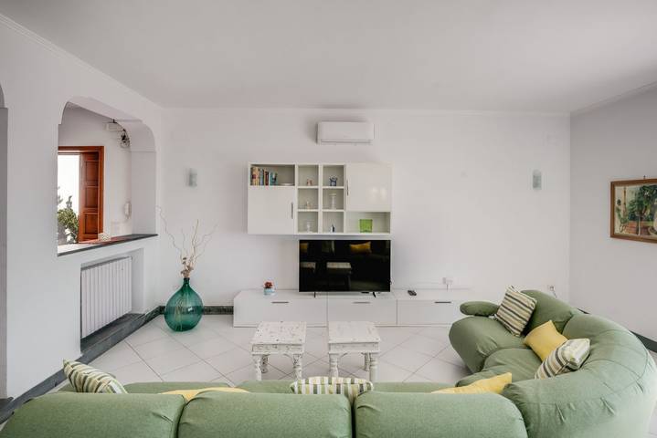 Location de vacances pour 12 personnes, avec jardin ainsi que vue sur l’océan et piscine à Massa Lubrense - 2