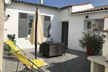 Location de vacances pour 4 personnes, avec terrasse et jacuzzi à Le Bois-Plage-en-Ré