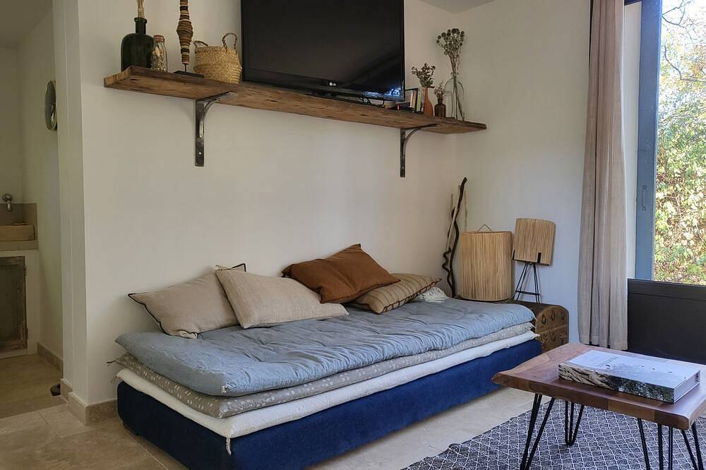 Chambre dans un cabanon privé, salle de bain, Wc, petite cuisine, piscine privée in Ménerbes, Parc naturel régional du Luberon