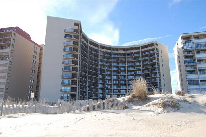 Vacation apartment for 4 people, with balcony and pool in Maryland