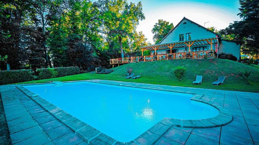 Hotel für 4 Personen, mit Pool und Garten sowie Ausblick und Seeblick, mit Haustier in Allier