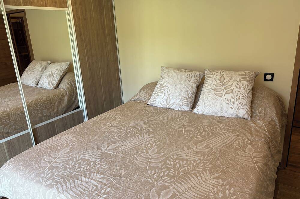 L'Adriju between vineyards and hills in Roquevaire, Marsella region