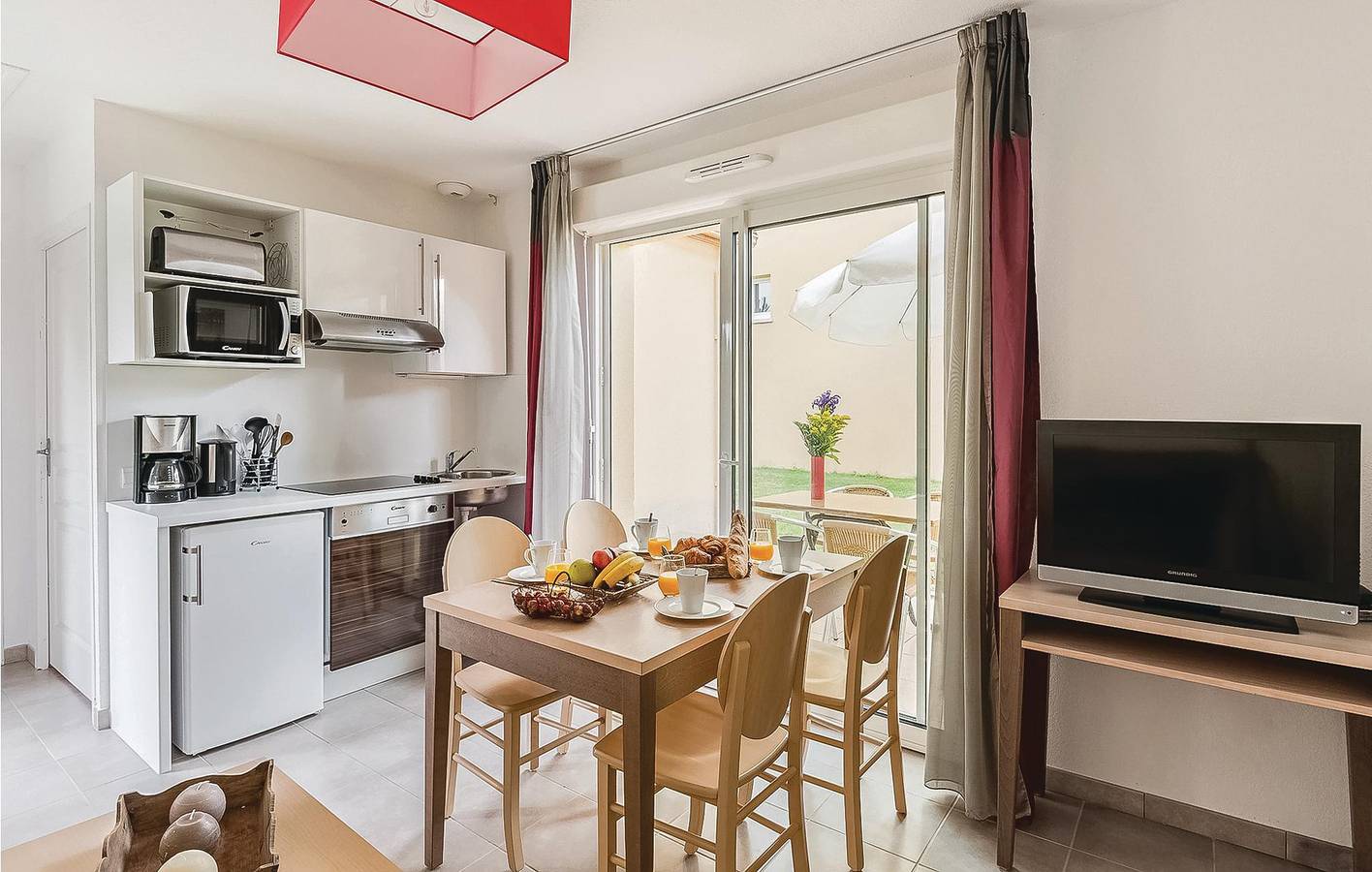 Appartement en terrasse avec piscine, parking et WiFi in Montignac, Périgord Noir