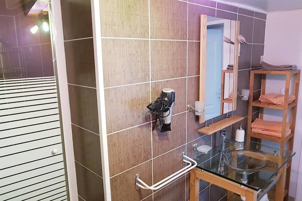 Le Clos des Pradals - Gîte La Treille: Mountain View, Private Terrace & Wi-Fi in Banat, Tarascon-sur-Ariège