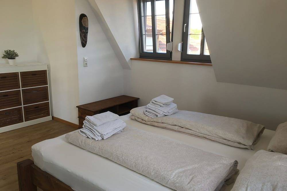 Ganze Wohnung, Neues Ferienhaus (90qm) mit gemütlichem Innenhof in Dettelbach, Fränkisches Weinland