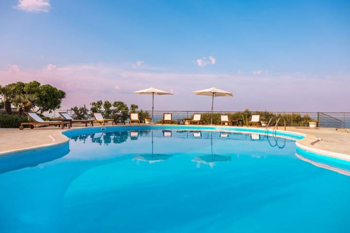 Villa per 14 persone, con piscina e giardino a Gagliano del Capo